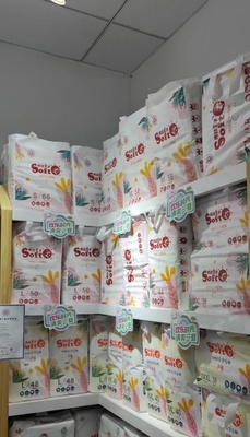 Los panales recién nacidos respirables del super suave disponible de la muestra libre levantan el pañal del bebé