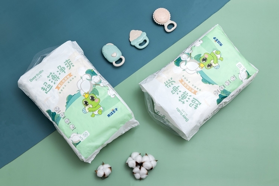 Pañales superiores secos estupendos del bebé de la superficie disponible al por mayor altamente absorbente