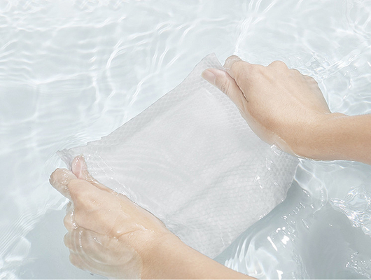 Limpieza de boca a base de agua pura disponible de la mano del bebé del cuidado de piel sensible de los trapos