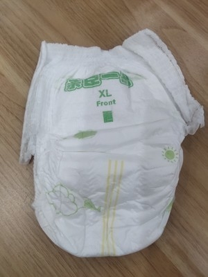 Los pañales fáciles del bebé del desgaste levantan los pañales disponibles del bebé de los pantalones