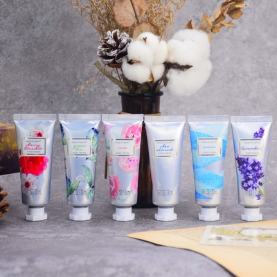 La fórmula no grasienta absorbe rápidamente el cuerpo de Skincare que la loción rejuveneció