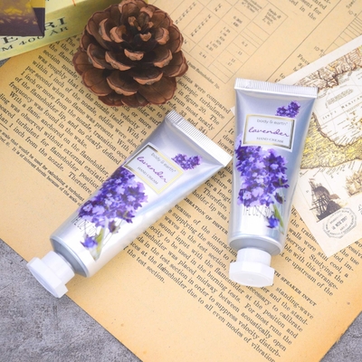 La fórmula no grasienta absorbe rápidamente el cuerpo de Skincare que la loción rejuveneció