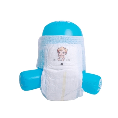 El bebé disponible levanta los pantalones del pañal seca los panales superficiales y cómodos