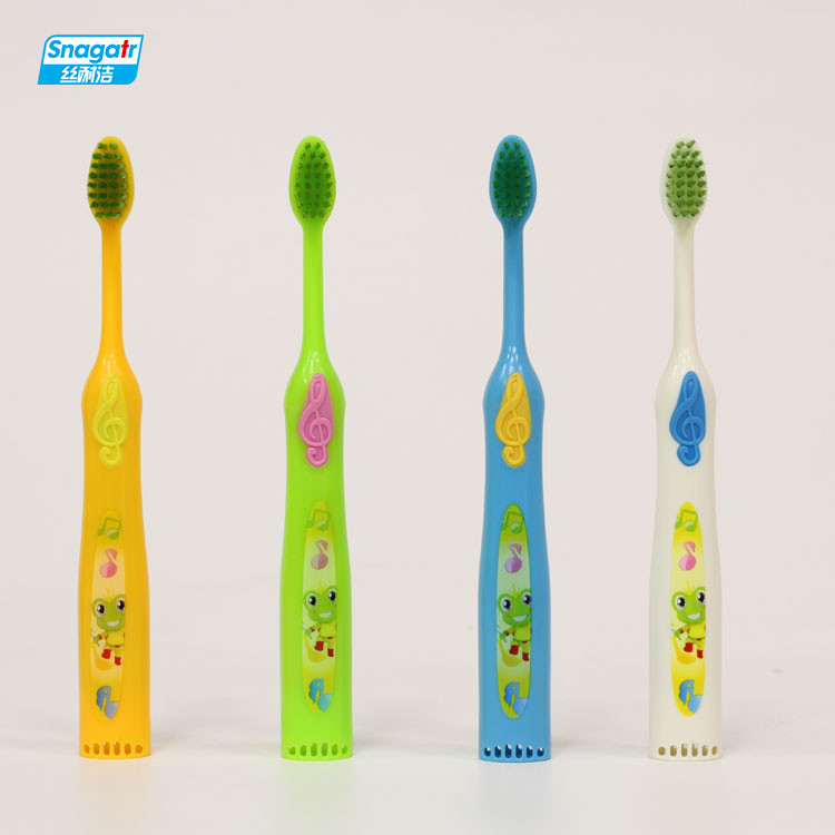 Niños 3-6 años de higiene oral del cepillo de dientes del color de goma suave de la manija
